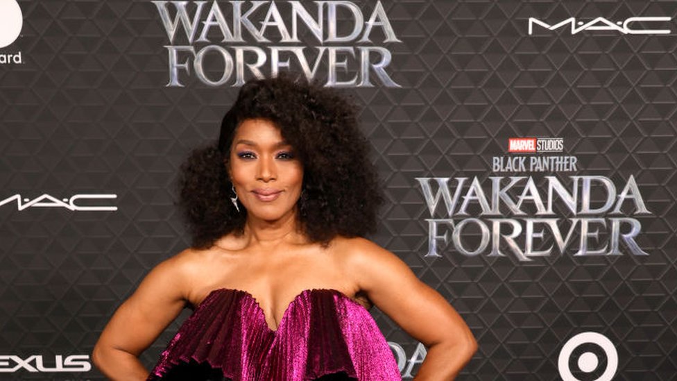 Angela Bassett durante la premier de "Pantera Negra: Wakanda por siempre"