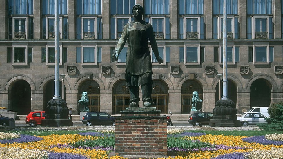 Trümmerfrau estatua