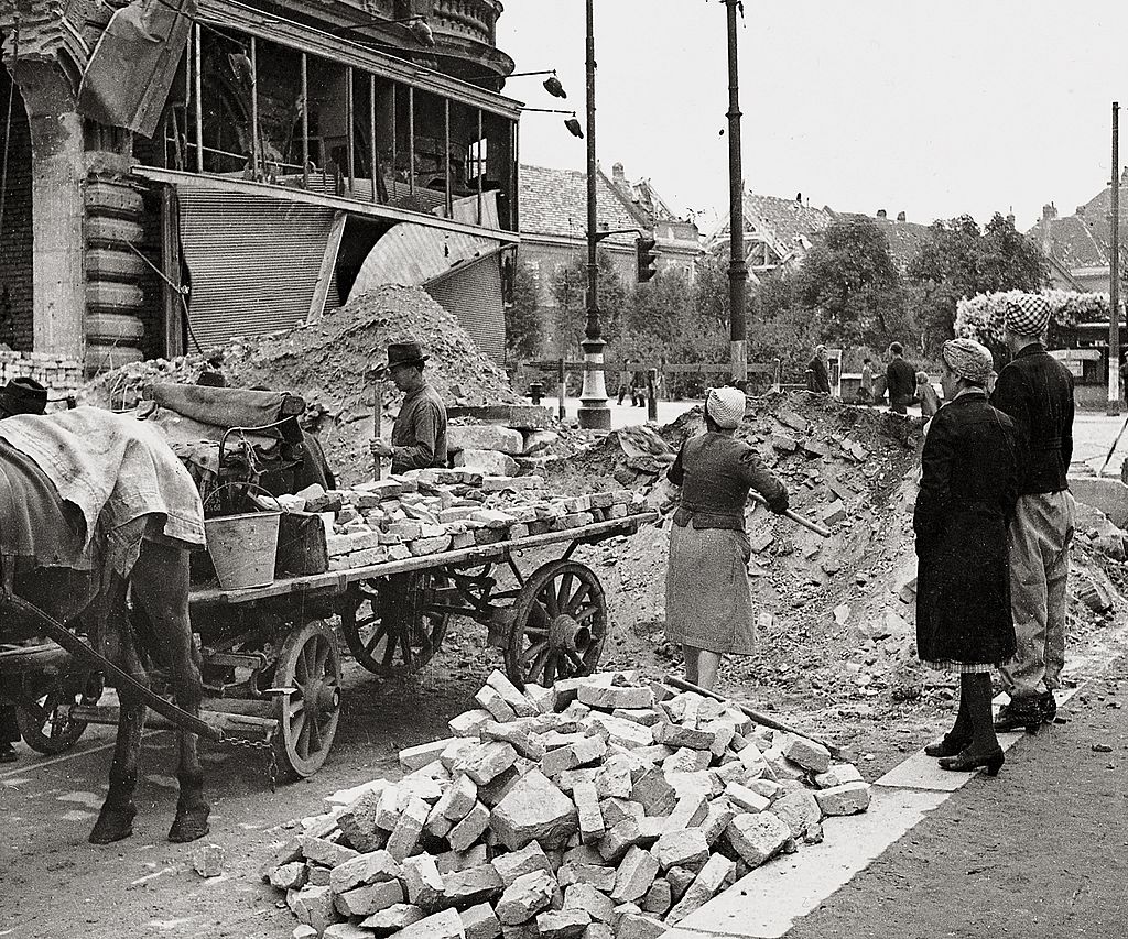 Mujer recogiendo escombros