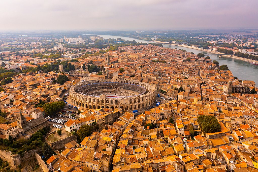 Vista aérea de Arlés con el anfiteatro