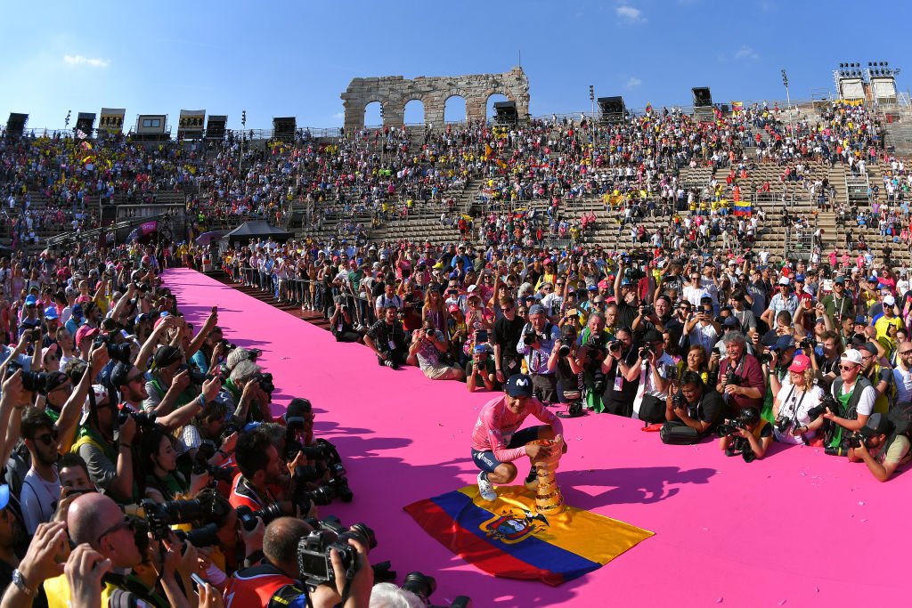 El ecuatoriano Richard Carapaz recibiendo su trofeo al final del Giro de Italia de 2019 en la Arena de Verona.