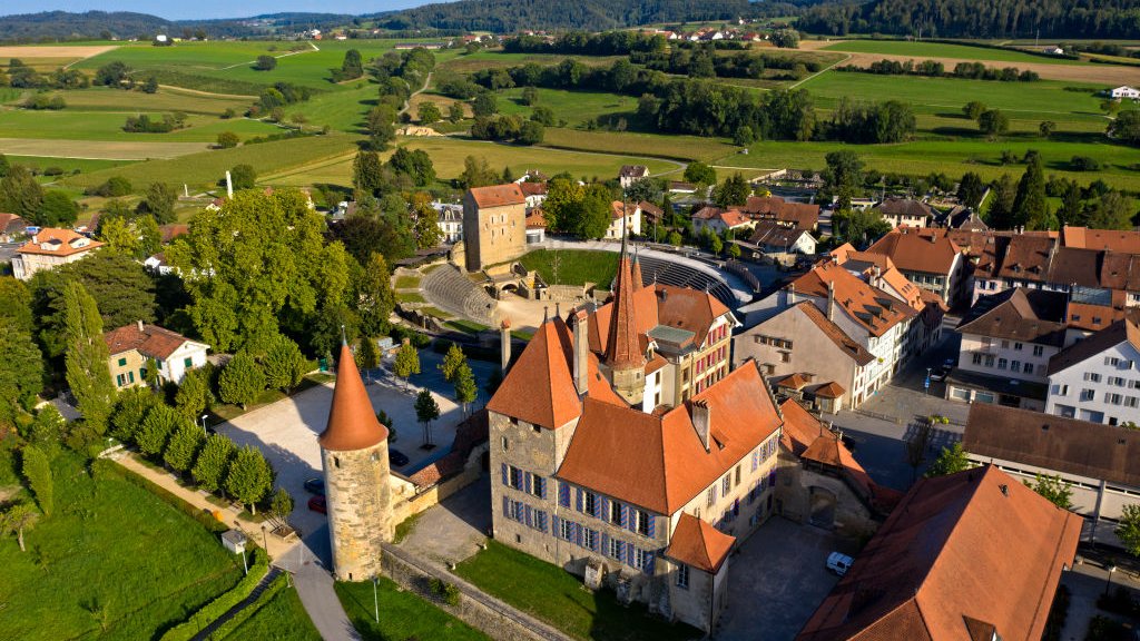 El anfiteatro romano de Aventicum, detrás del Castillo de Avenches y el Chateau dÍAvenches, Cantón de Vaud, Suiza.