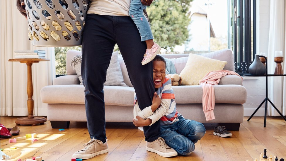 Padre atareado con sus hijos