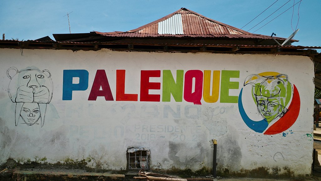 Casa con grafiti que dice "Palenque" en San Basilio de Palenque
