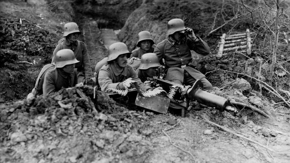 Tropas alemanas en una trinchera con una ametralladora.