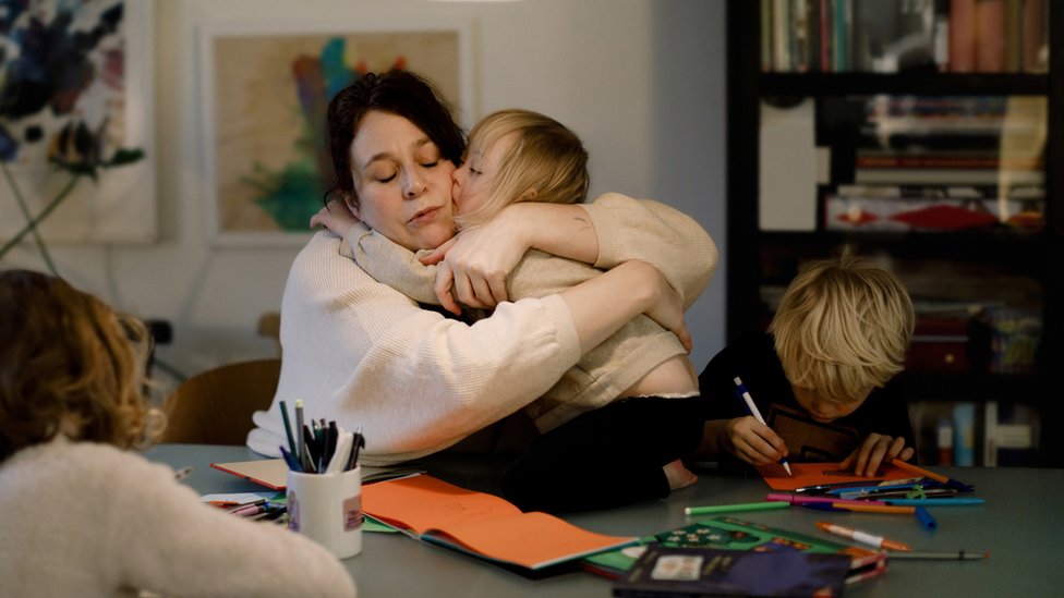 madre con sus tres hijos