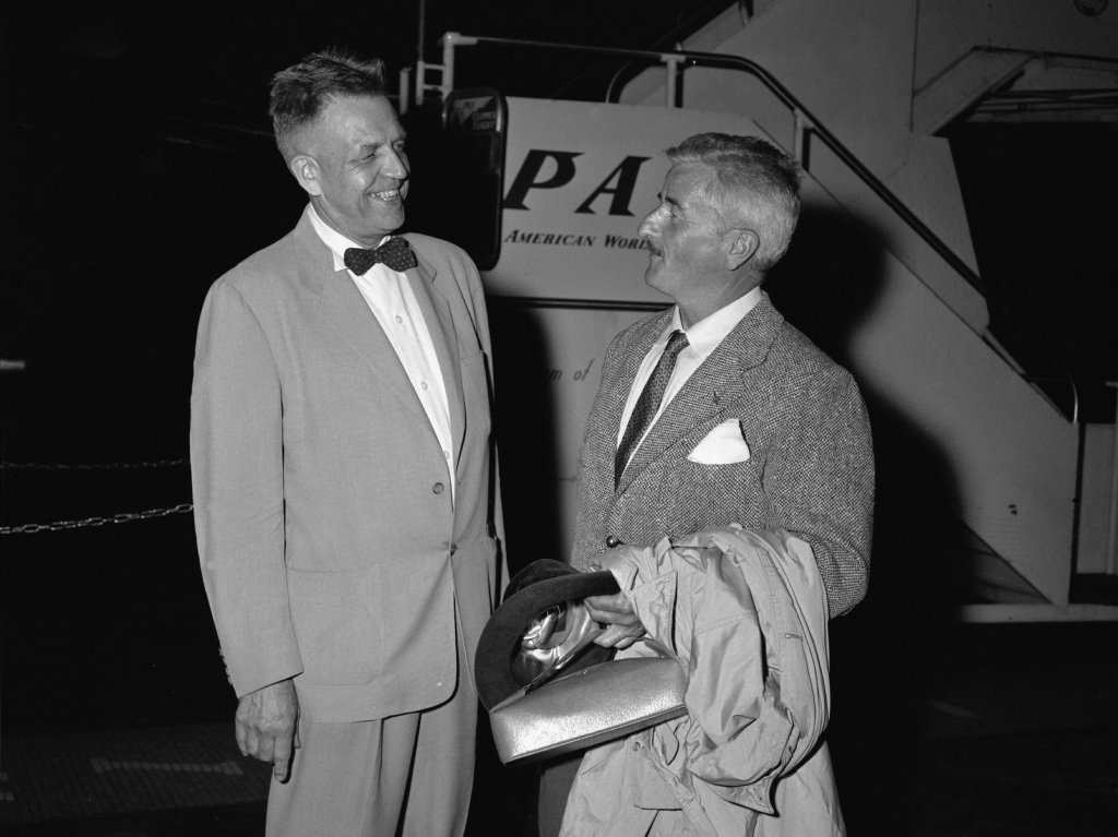 Kinsey a punto de volar a Lima, Perú, a hacer investigación en 1954 y William Faulkner, novelista Nobel, camino a Sao Paulo, Brasil.