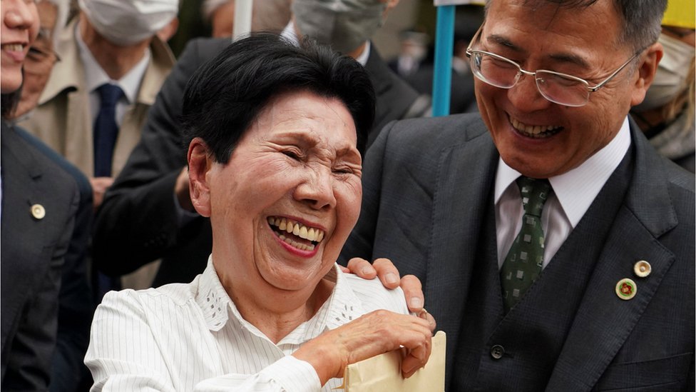 Hideko Hakamada (centro) y Hideyo Ogawa (derecha), abogado de su hermano Iwao Hakamada, comparten una sonrisa frente al Tribunal Superior de Tokio el 13 de marzo de 2023.