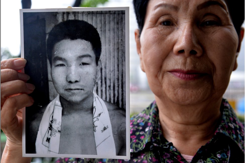 Hideko Hakamada, hermana del ex boxeador Iwao Hakamada, que ha estado en el corredor de la muerte en Japón durante 47 años, muestra una foto de su hermano menor durante una entrevista frente a la Casa de Detención de Tokio el 20 de mayo de 2013.
