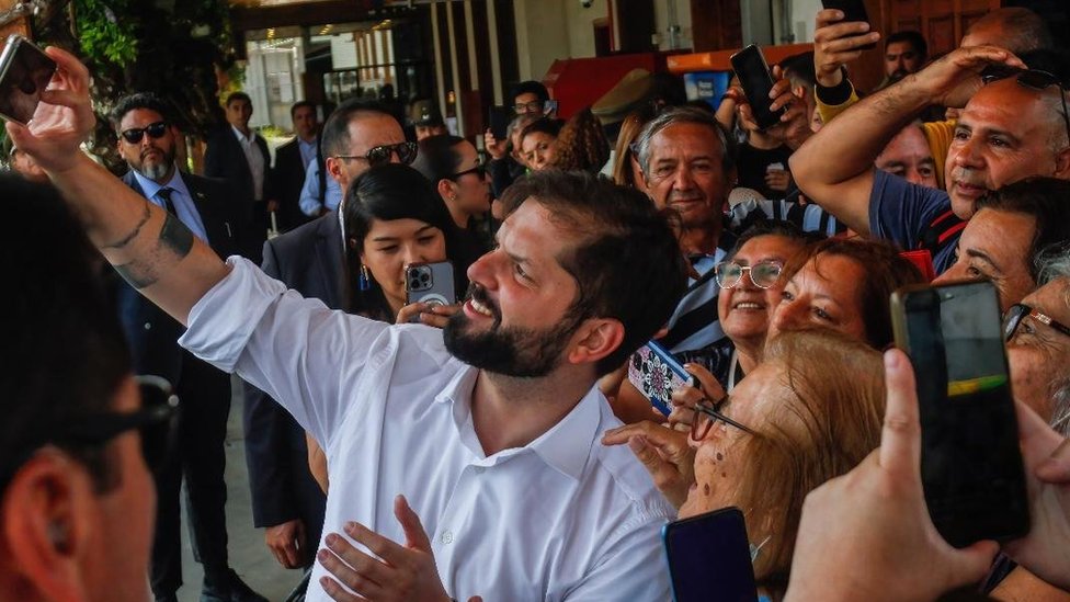 Gabriel Boric se toma una foto rodeado de gente