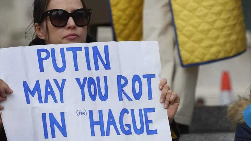 Mujer con una pancarta en contra de Putin