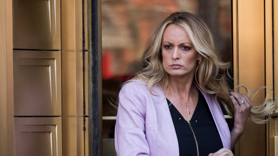 La actriz de cine para adultos Stormy Daniels (Stephanie Clifford) sale del Tribunal de Distrito de los Estados Unidos Distrito Sur de Nueva York el 16 de abril de 2018