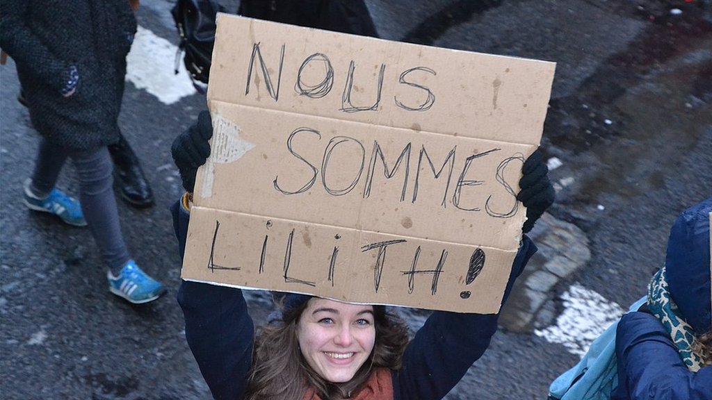 "¡Somos Lilith!", dice el cartel de esta chica en Francia, 2018.