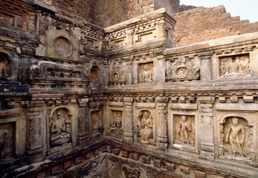 Nichos de santuarios y estupas votivas adornan la paredes de Nalanda