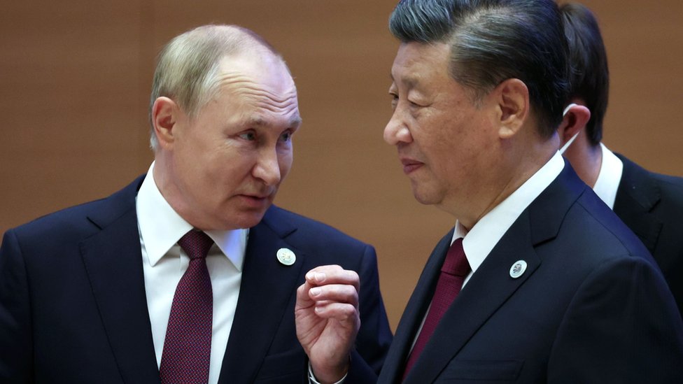 El presidente ruso Vladimir Putin habla con el presidente chino Xi Jinping in Uzbekistán en septiembre de 2022.