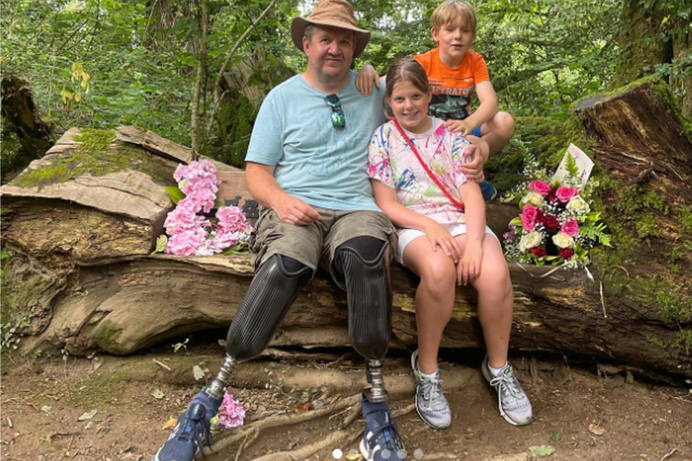 Neil junto a sus hijos.