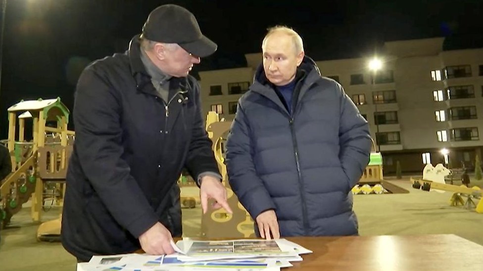 El presidente ruso Vladimir Putin y el viceprimer ministro Marat Jusnullin en Mariúpol.