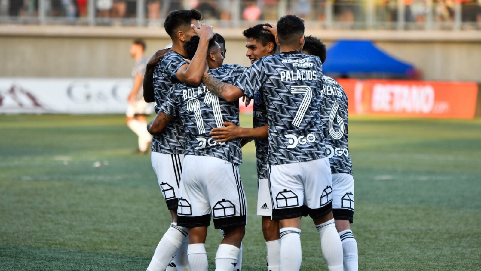 Colo Colo presenta su nueva camiseta de visita 24horas