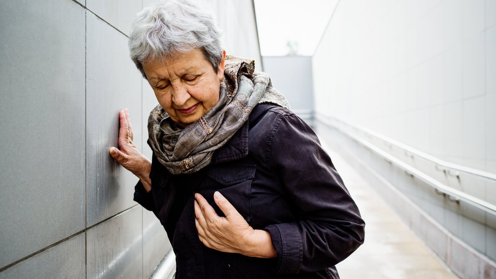 Mujer sufriendo un infarto.