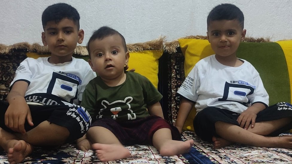 Haseeb (en el centro), Akif (seis) y Arif (cuatro).