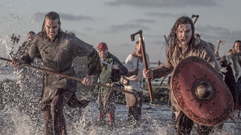 Un grupo de actores recrean una batalla vikinga.