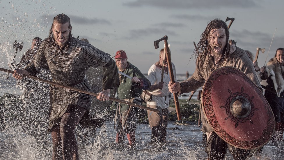 Un grupo de actores recrean una batalla vikinga.