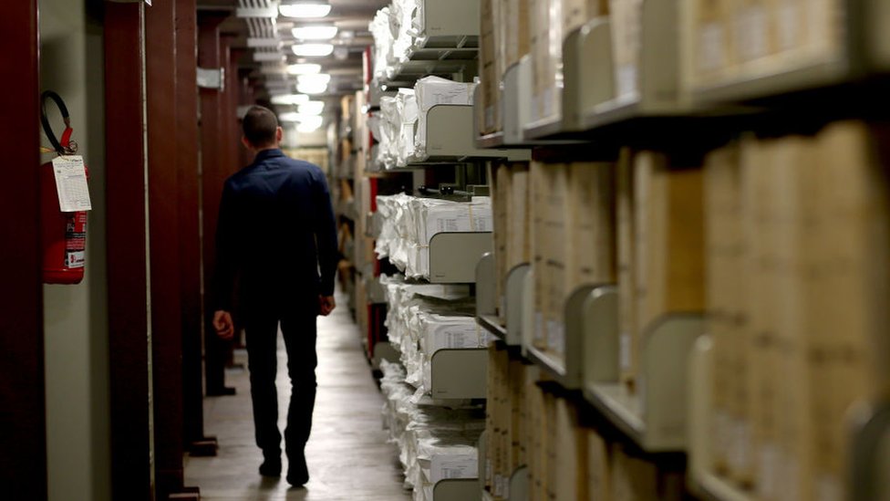 Un trabajador camina por los Archivos del Vaticano.