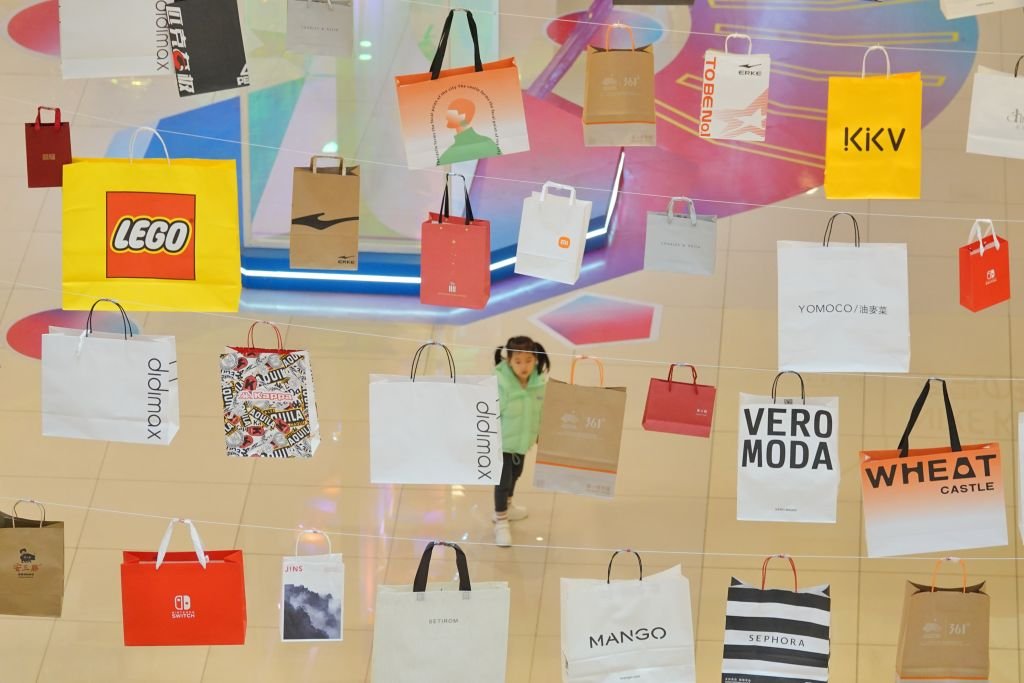 Corredor de un centro comercial con miles de bolsas colgadas en Yantai, provincia de Shandong, en el este de China, 2023.