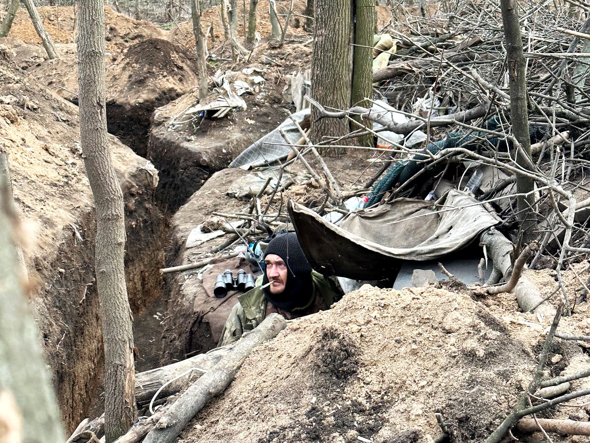 Soldado ucraniano en una trinchera