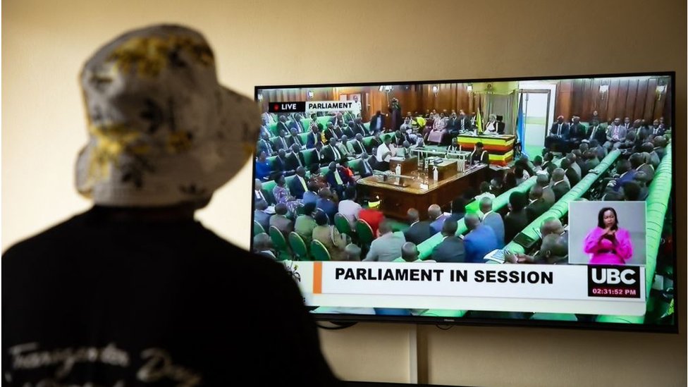 Una persona LGTB sigue en directo la sesión dal parlamento ugandés en la que se aprobó la ley que criminaliza la identidad homosexual.