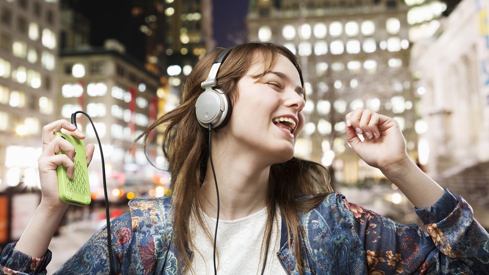Joven escuchando música