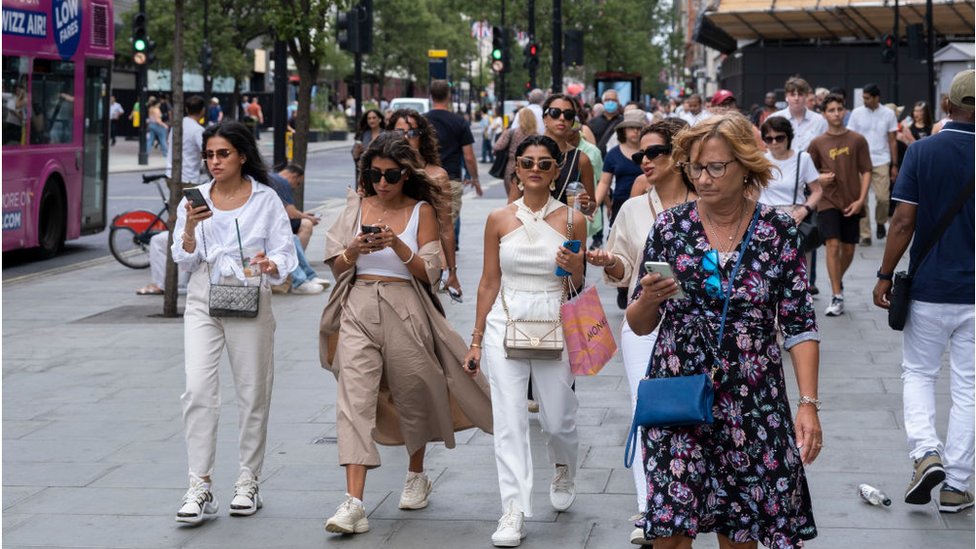 Mujeres revisan sus teléfonos