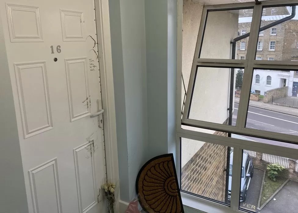 Puerta del departamento de Sheila