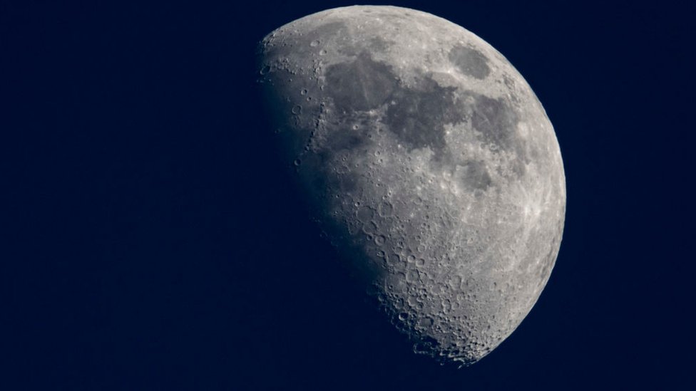 Una luna llena que permite apreciar los cráteres del satélite