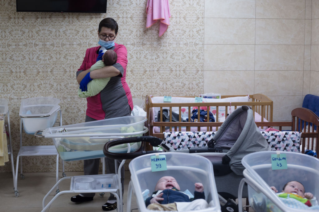 Bebés nacidos por gestación subrogada en Ucrania y una cuidadora.