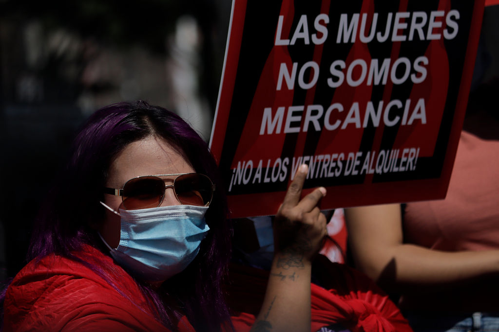 Una mujer en una protesta contra la gestación subrogada.