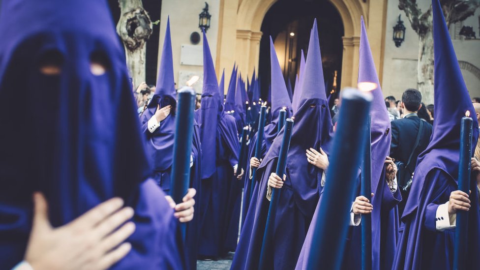 Un grupo de nazarenos en Sevilla.