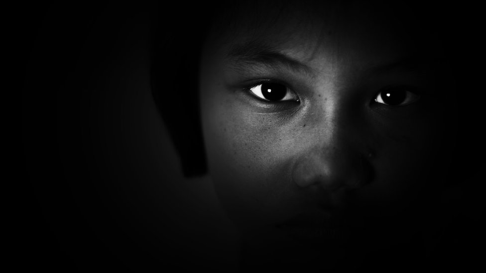 Rostro de una mujer a oscuras