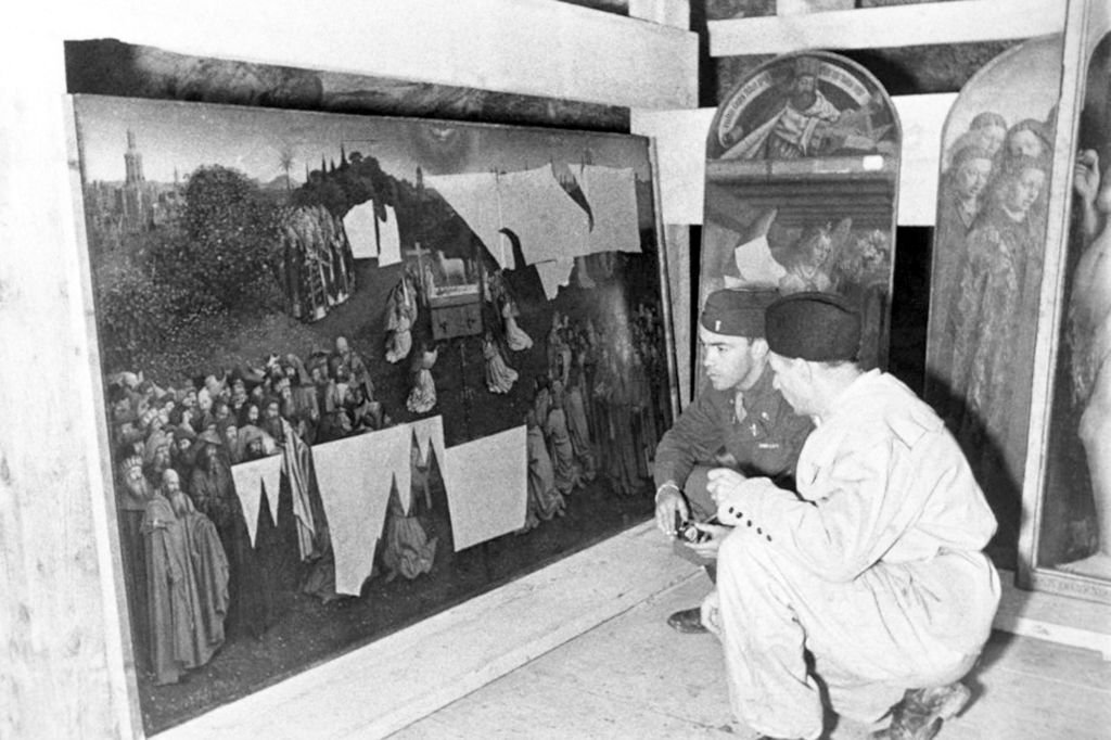 "Monuments Men" examinando el Altar de Gante en 1945, en la mina de sal Altaussee, Austria.