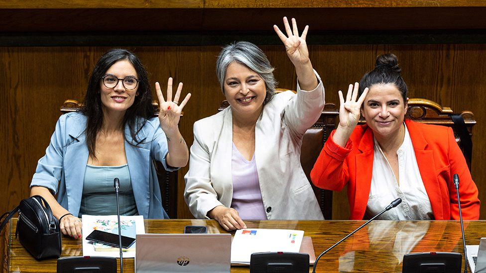 Camila Vallejo (izq.), la Ministra del trabajo, Jeannette Jara (c), y la ministra de la Mujer, Antonia Orellana celebran la aprobación de la ley en el Senado, el 21 de marzo de 2023
