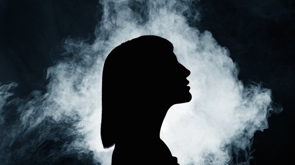 Una mujer con luz alrededor