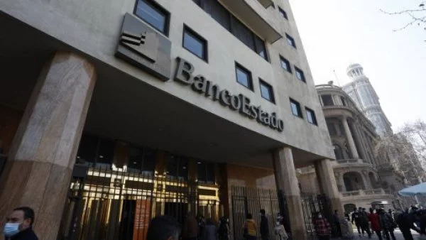 Frontis casa matriz del BancoEstado en Santiago de Chile