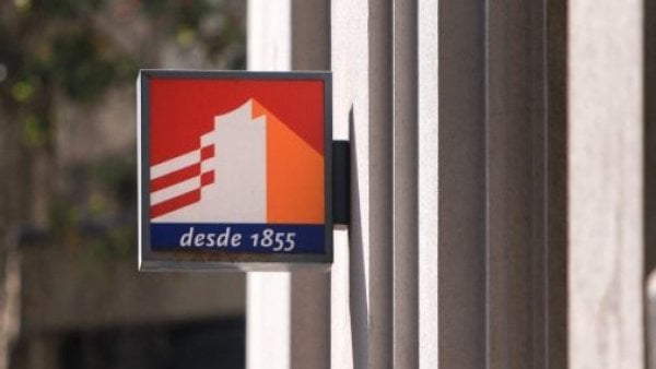 Letrero con logo de BancoEstado en una sucursal