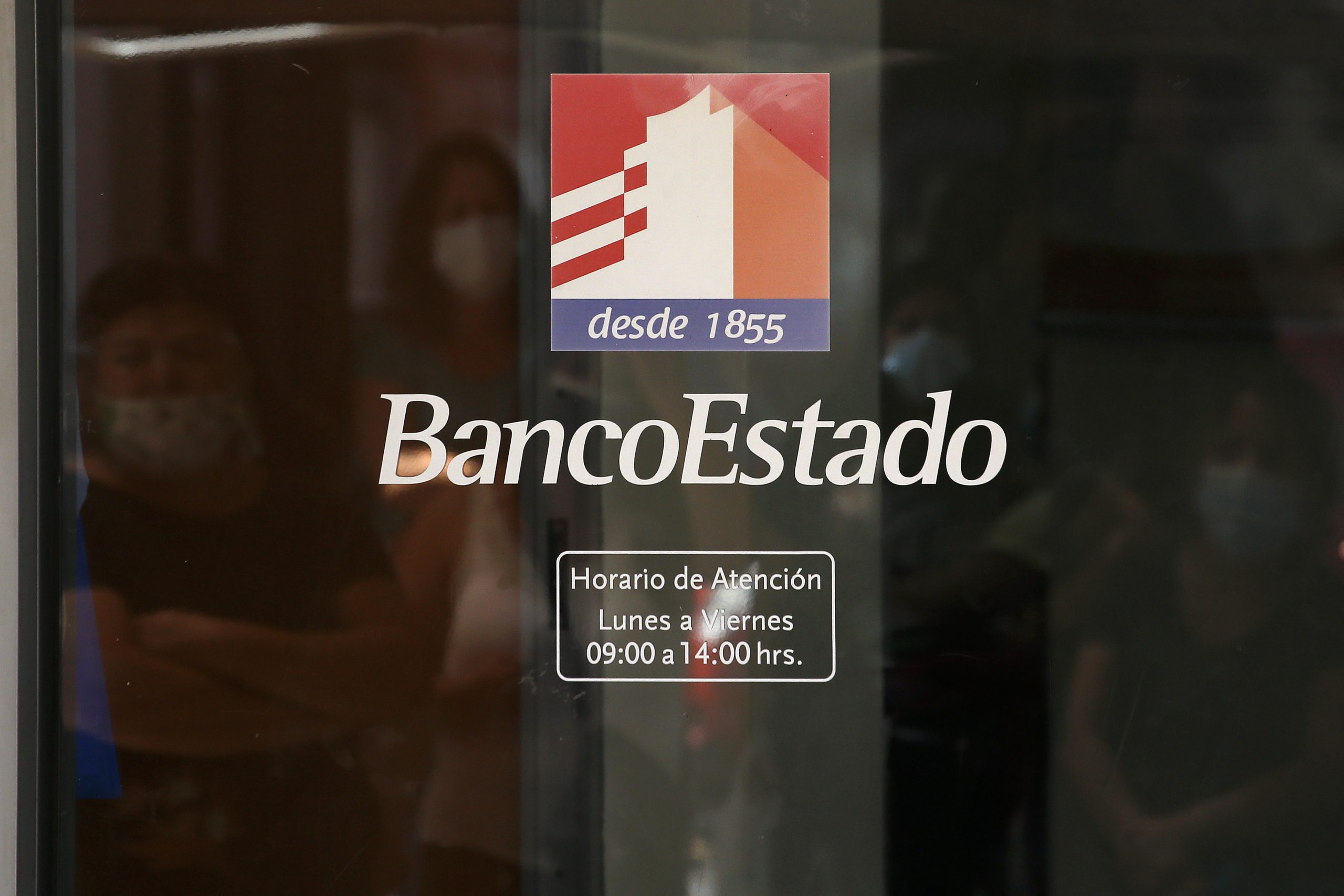 Logo de BancoEstado en ventanal de una sucursal