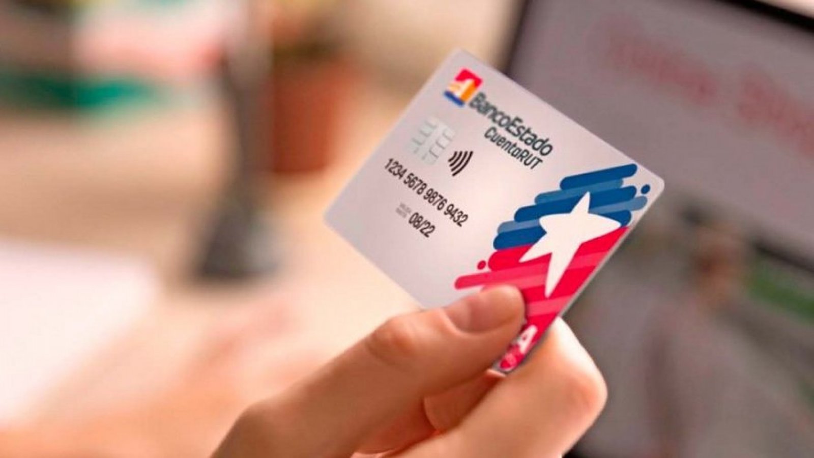Persona sostiene en su mano la tarjeta de débito "CuentaRut" de BancoEstado de Chile