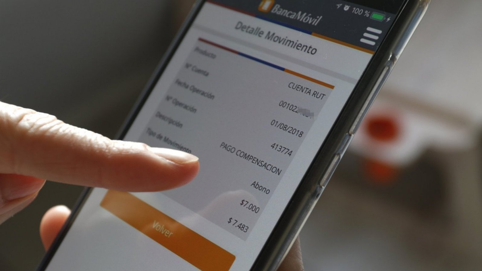 Persona revisa comprobante en la app móvil de BancoEstado en línea.