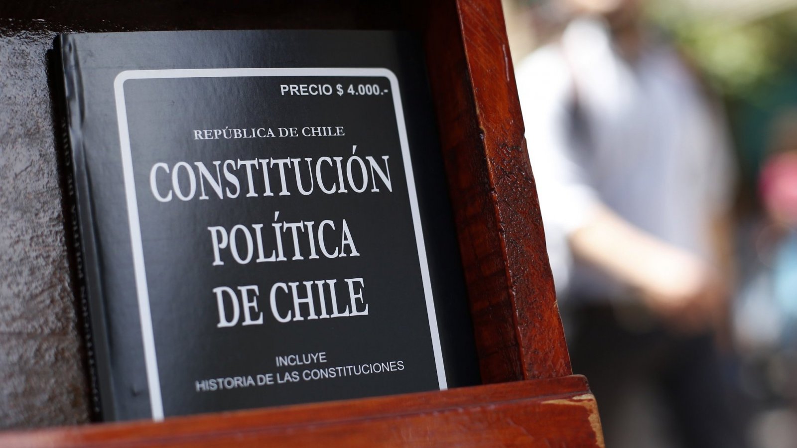 Libro de la Constitución de Chile apoyado en una vitrina.
