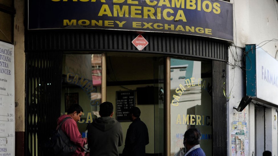 Entrada de una casa de cambio en La Paz.