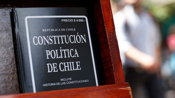 Libro de la Constitución de Chile apoyado en una vitrina.