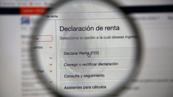 Lupa enfocando a página web del SII